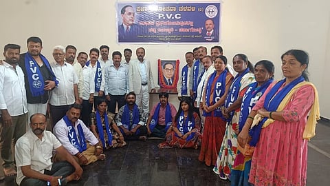 ಆನೇಕಲ್​ ಸಮೀಪದ ಕಾವಲ ಹೊಸಹಳ್ಳಿ ಅಂಬೇಡ್ಕರ್​ ಭವನದಲ್ಲಿ ಆಯೋಜಿಸಿದ್ದ ವಿಚಾರಗೋಷ್ಠಿಯಲ್ಲಿ ಸಂಘಟನೆ ತಾಲೂಕು ಪ್ರಚಾರ ಸಮಿತಿ ಅಧ್ಯಕ್ಷ ಸಬ್​ ಮಂಗಲ ರವಿ, ಪದಾಧಿಕಾರಿಗಳಾದ ಹರಿನಗರ ಬಸವರಾಜು, ಆರ್​.ವೆಂಕಟೇಶ್​, ಎ.ಲವ, ರಜಿಯಾಬೇಗಂ, ರಾಜಪ್ಪ, ಚಿರಂಜೀವಿ, ಜ್ಯೋತಿ, ಪರಶುರಾಮ್​, ಬಿ.ಆರ್​ ಮಂಜುನಾಥ್​, ನಾಗರಾಜು, ಶ್ರೀರಾಮ್​, ಬಳ್ಳೂರು ರಮೇಶ್​ ಇದ್ದರು. 