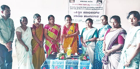 ಅರಕಲಗೂಡು ತಾಲೂಕಿನ ಸಂತೆಮರೂರು ಗ್ರಾಮದಲ್ಲಿ ಆಯೋಜಿಸಿದ್ದ ಧರ್ಮಸ್ಥಳ ಸಂಸ್ಥೆಯ ವಲಯ ಒಕ್ಕೂಟದ ಪದಾಧಿಕಾರಿಗಳ ತರಬೇತಿ ಕಾರ್ಯಾಗಾರವನ್ನು ಒಕ್ಕೂಟದ ಕೊಡಗು ಜಿಲ್ಲಾ ನಿರ್ದೇಶಕಿ ಲೀಲಾವತಿ ಉದ್ಘಾಟಿಸಿದರು. ರವೀಂದ್ರ, ಗೀತಾ, ಪುಟಾಣಿ, ರೇಣುಕಮ್ಮ, ನಾಗಮಣಿ, ಸುಜಾತಾ ಇದ್ದರು.