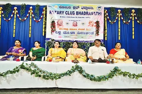 ಭದ್ರಾವತಿ ರೋಟರಿ ಸಭಾಂಗಣದಲ್ಲಿ ಚುಂಚಾದ್ರಿ ಮಹಿಳಾ ವೇದಿಕೆ ಆಯೋಜಿಸಿದ್ದ ವಿಶ್ವ ಮಹಿಳಾ ದಿನಾಚರಣೆಯಲ್ಲಿ ಪ್ರೊ. ಆರ್.ಅನುರಾಧಾ ಪಟೇಲ್, ಎಂ.ಎಸ್.ಸುಧಾಮಣಿ, ಶ್ವೇತಾ ಆಚಾರ್ಯ, ಕೆ.ಎಚ್.ಶಿವಕುಮಾರ್ ಇತರರಿದ್ದರು.