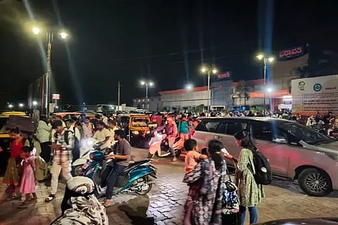 ಭದ್ರಾವತಿ ರೈಲ್ವೆ ನಿಲ್ದಾಣದ ಎದುರು ಉಂಟಾಗಿರುವ ಜನದಟ್ಟಣೆ.