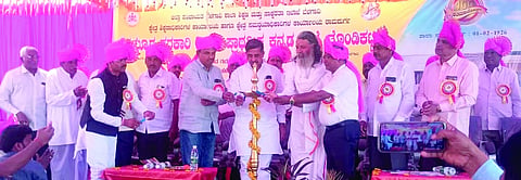 ತೊಂಡಿಕಟ್ಟಿ ಗ್ರಾಮದ ನಮ್ಮೂರ ಸರ್ಕಾರಿ ಹಿರಿಯ ಪ್ರಾಥಮಿಕ ಕನ್ನಡ ಶಾಲೆಯಲ್ಲಿ ಹಮ್ಮಿಕೊಂಡಿದ್ದ ಶತಮಾನೋತ್ಸವ ಕಾರ್ಯಕ್ರಮವನ್ನು ಗಣ್ಯರು ಉದ್ಘಾಟಿಸಿದರು. ಹನುಮಂತ ನಿರಾಣಿ, ವೆಂಕಟೇಶ್ವರ ಮಹಾರಾಜರು, ಪ್ರದೀಪ ಪಟ್ಟಣ ಇತರರಿದ್ದರು.