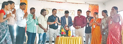 ಬಸವಕಲ್ಯಾಣದ ಜೈ ಭವಾನಿ ಸಭಾಂಗಣದಲ್ಲಿ ಇತ್ತೀಚೆಗೆ ಆಯೋಜಿಸಿದ್ದ ಒಲಿಂಪಿಯಾಡ್​ ಸ್ಪರ್ಧಾತ್ಮಕ ಪರೀಕ್ಷೆಯಲ್ಲಿ ತೇರ್ಗಡೆಯಾದ ಪ್ರತಿಭಾನ್ವಿತ ವಿದ್ಯಾರ್ಥಿಗಳಿಗೆ ಪ್ರಮಾಣಪತ್ರ ವಿತರಣೆ ಕಾರ್ಯಕ್ರಮವನ್ನು ತಹಸೀಲ್ದಾರ್​ ಡಾ.ದತ್ತಾತ್ರೇಯ ಗಾದಾ ಉದ್ಘಾಟಿಸಿದರು. ಮುರುಳೀಧರ ಎಚ್​.ಎಲ್​., ರವೀಂದ್ರ ಇತರರಿದ್ದರು.