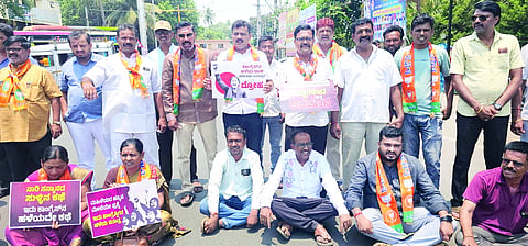 ಸಂಗೊಳ್ಳಿ ರಾಯಣ್ಣ ವೃತ್ತದಲ್ಲಿ ಬಿಜೆಪಿ ವತಿಯಿಂದ ಪ್ರತಿಭಟನೆ ನಡೆಸಲಾಯಿತು. ಮಡಿವಾಳಪ್ಪ ಹೋಟಿ, ಆನಂದ ಮೂಗಿ, ಸುಭಾಸ ತುರಮರಿ, ಗುರು ಮೆಟಗುಡ್ಡ, ಎ್.ಎಸ್.ಸಿದ್ಧನಗೌಡ್ರ ಇತರರಿದ್ದರು.