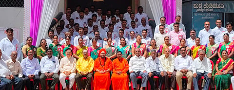 ಬೈಲಹೊಂಗಲ ನಗರದಲ್ಲಿ ಹಮ್ಮಿಕೊಂಡಿದ್ದ ಗಾಣದೇವಿಯ ಜಾತ್ರಾ ಮಹೋತ್ಸವ ಹಾಗೂ ಪ್ರತಿಭಾ ಪುರಸ್ಕಾರ ಕಾರ್ಯಕ್ರಮವನ್ನು  ಪ್ರಭುನೀಲಕಂಠ ಸ್ವಾಮೀಜಿ ಉದ್ಘಾಟಿಸಿದರು. ಡಾ.ವೀರಯ್ಯ ಹಿರೇಮಠ, ಗಂಗಾಧರ ಗಿರಿಜಣ್ಣವರ, ಗೌರವ್ವ ಗಾಣಿಗೇರ, ರಾಜು ಜನ್ಮಟ್ಟಿ, ಬಾಬು ಕುಡಸೋಮನ್ನವರ, ಮಹಾಂತೇಶ ಕಳ್ಳಿಬಡ್ಡಿ ಇತರರಿದ್ದರು.