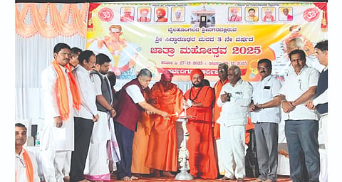 ಬೈಲಹೊಂಗಲ ಶ್ರೀನಗರದಲ್ಲಿ ಹಮ್ಮಿಕೊಂಡಿದ್ದ ಶ್ರೀಗುರು ಸಿದ್ಧಾರೂಢ ಜಾತ್ರಾ ಮಹೋತ್ಸವದ ಆಧ್ಯಾತಿಕ ಸಮಾರಂಭವನ್ನು ಜಗದೀಶ ಶೆಟ್ಟರ ಉದ್ಘಾಟಿಸಿದರು. ಡಾ.ಶಿವಾನಂದ ಭಾರತಿ ಸ್ವಾಮೀಜಿ, ಪ್ರಭುನೀಲಕಂಠ ಸ್ವಾಮೀಜಿ, ಮಹಾಂತೇಶ ಕೌಜಲಗಿ, ಈರಣ್ಣ ಕಡಾಡಿ ಇತರರಿದ್ದರು.