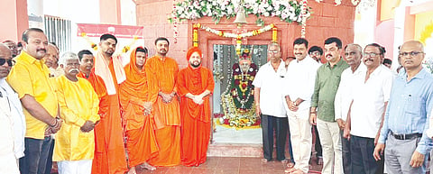 ಬೈಲಹೊಂಗಲ ಮೂರುಸಾವಿರ ಶಾಖಾ ಮಠದಲ್ಲಿ ಲಿಂ.ಗಂಗಾಧರ ಸ್ವಾಮೀಜಿ 17ನೇ ಪುಣ್ಯಸ್ಮರಣೋತ್ಸವ ಆಚರಿಸಲಾಯಿತು. ಪ್ರಭು ನೀಲಕಂಠ ಸ್ವಾಮೀಜಿ, ಅಭಿನವ ಶಿವಲಿಂಗ ಸ್ವಾಮೀಜಿ, ಸದಾಶಿವ ಸ್ವಾಮೀಜಿ, ವೀರೇಶ್ವರ ಸ್ವಾಮೀಜಿ ಇತರರಿದ್ದರು.
