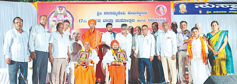 ಬೈಲಹೊಂಗಲ ದಾನಮ್ಮದೇವಿ ಜಾತ್ರಾ ಮಹೋತ್ಸವದ ಅಂಗವಾಗಿ ಮುರುಂದ್ರ ಸ್ವಾಮೀಜಿ ಹಾಗೂ ಪ್ರಭುನೀಲಕಂಠ ಸ್ವಾಮೀಜಿ ಅವರನ್ನು ಸತ್ಕರಿಸಲಾಯಿತು. ಮುಕ್ತಾನಂದ ಸ್ವಾಮೀಜಿ, ರಾಜಯೋಗಿಣಿ ಬಿ.ಕೆ.ಪ್ರಭಾ ಅಕ್ಕ, ಡಾ.ಮಹಾಂತೇಶ ಶಾಸ್ತ್ರಿ, ಪ್ರಮೋದಕುಮಾರ ಇತರರಿದ್ದರು.
