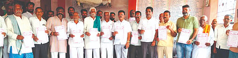 ಬೈಲವಾಡ ಗ್ರಾಮದ ಗ್ರಾಮದೇವಿ ಜಾತ್ರಾ ಮಹೋತ್ಸವದ ಭಿತ್ತಿಪತ್ರವನ್ನು ಬಿಡುಗಡೆಗೊಳಿಸಲಾಯಿತು. ಮಾಜಿ ಶಾಸಕ ಡಾ.ವಿಶ್ವನಾಥ ಪಾಟೀಲ, ಬಾಳಪ್ಪ ಸೊಲಬಕ್ಕನವರ, ಮಡಿವಾಳಪ್ಪ ಹೋಟಿ, ಸುನೀಲ ಮರಕುಂಬಿ, ಆನಂದ ಮೂಗಿ, ಬಸವರಾಜ ಕರೀಕಟ್ಟಿ, ಶ್ರೀಶೈಲ ಯಲ್ಲಪ್ಪಗೌಡ್ರ ಇತರರಿದ್ದರು.
