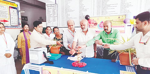 ಬೇಲೂರು ಪಟ್ಟಣದ ಸಾರ್ವಜನಿಕ ಸರ್ಕಾರಿ ಆಸ್ಪತ್ರೆಯಲ್ಲಿ ಆಯೋಜಿಸಿದ್ದ ರಾಷ್ಟ್ರೀಯ ಪಲ್ಸ್ ಪೋಲಿಯೊ ಲಸಿಕಾ ಕಾರ್ಯಕ್ರಮದಲ್ಲಿ ಶಾಸಕ ಎಚ್.ಕೆ.ಸುರೇಶ್ ಮಗುವಿಗೆ ಲಸಿಕೆ ಹಾಕಿದರು. ಡಾ. ವಿಜಯ್, ಅಕ್ರಂ ಷರ್ೀ ಇತರರು ಇದ್ದರು.