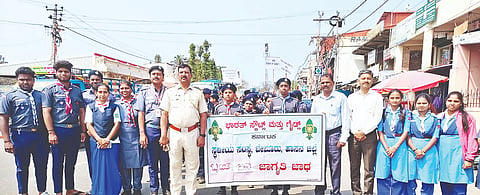 ಭಾರತ್ ಸ್ಕೌಟ್ಸ್ ಮತ್ತು ಗೈಡ್ಸ್‌ನ ವಜ್ರ ಮಹೋತ್ಸವದ ಅಂಗವಾಗಿ ಆಯೋಜಿಸಿದ್ದ ರಸ್ತೆ ಸುರಕ್ಷತಾ ಸಪ್ತಾಹದ ಜಾಥಾಕ್ಕೆ ಚಾಲನೆ ನೀಡಲಾಯಿತು. ಪೊಲೀಸ್ ಇನ್ಸ್‌ಪೆಕ್ಟರ್ ರೇವಣ್ಣ ಇತರರಿದ್ದರು.