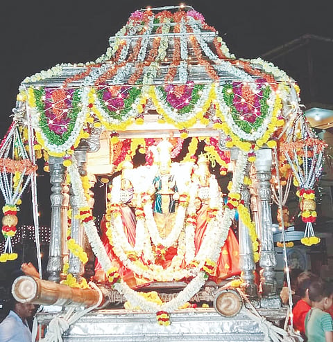 ಶ್ರೀಚನ್ನಕೇಶವಸ್ವಾಮಿ ಜಾತ್ರಾ ಮಹೋತ್ಸವ ಹಾಗೂ ಬ್ರಹ್ಮರಥೋತ್ಸವದ ಅಂಗವಾಗಿ 5ನೇ ದಿನದಲ್ಲಿ ಬೆಳ್ಳಿ ಮಂಟಪೋತ್ಸವವು ಭಕ್ತರ ಸಮ್ಮುಖದಲ್ಲಿ ನೆರವೇರಿಸಲಾಯಿತು.