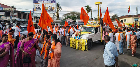 ಹಿಂದೂ ಸಮಾಜೋತ್ಸವ ಆಚರಣಾ ಸಮಿತಿಯಿಂದ ಶ್ರೀ ಚನ್ನಕೇಶವಸ್ವಾಮಿ ದೇಗುಲ ಆವರಣದಲ್ಲಿ ಆಯೋಜಿಸಿದ್ದ ಕಾರ್ಯಕ್ರಮವನ್ನು ಯಸಳೂರಿನ ತೆಂಕಲಗೂಡು ಬೃಹನ್ಮಠದ ಶ್ರೀ ಚನ್ನಸಿದ್ದೇಶ್ವರ ಶಿವಾಚಾರ್ಯ ಸ್ವಾಮೀಜಿ  ಉದ್ಘಾಟಿಸಿದರು.