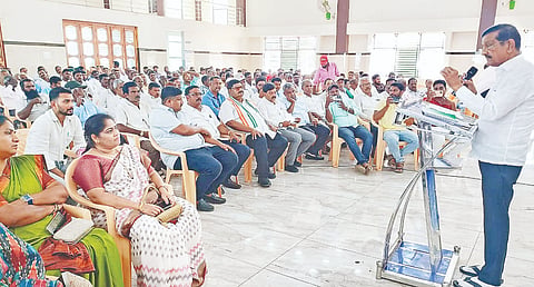 ಬೇಲೂರು ಪಟ್ಟಣ ಸಮೀಪದ ವಿಆರ್ ಕಲ್ಯಾಣ ಮಂಟಪದಲ್ಲಿ ಆಯೋಜಿಸಿದ್ದ ಸ್ನೇಹ ಸಮ್ಮಿಲನ ಹಾಗೂ ಕಾಂಗ್ರೆಸ್ ಕಾರ್ಯಕರ್ತರ ಸಭೆಯಲ್ಲಿ ಬಿ.ಶಿವರಾಂ ಶಿವರಾಂ ಮಾತನಾಡಿದರು. ಡಾ.ವಿಜಯಕುಮಾರ್, ಶಶಿಧರ್, ನಿಶಾಂತ್, ಎಂ. ಆರ್. ವೆಂಕಟೇಶ್, ಧರ್ಮೇಗೌಡ ಇತರರಿದ್ದರು.