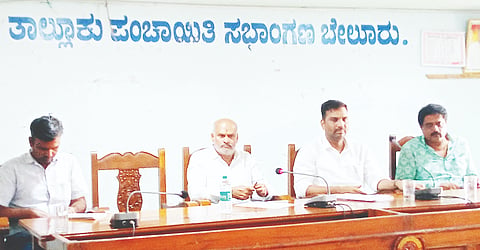 ಡಾ.ಬಾಬು ಜಗಜೀವನರಾಮ್ ಜಯಂತಿ ಅಂಗವಾಗಿ ಪಟ್ಟಣದ ತಾಲೂಕು ಪಂಚಾಯಿತಿ ಸಭಾಂಗಣದಲ್ಲಿ ಗುರುವಾರ ಏರ್ಪಡಿಸಿದ್ದ ಪೂರ್ವಭಾವಿ ಸಭೆಯಲ್ಲಿ ಶಾಸಕ ಎಚ್.ಕೆ.ಸುರೇಶ್ ಮಾತನಾಡಿದರು. ತಹಸೀಲ್ದಾರ್ ಶ್ರೀಧರ್ ಕಂಕನವಾಡಿ, ಸಮಾಜ ಕಲ್ಯಾಣ ಇಲಾಖೆ ಸಹಾಯಕ ನಿರ್ದೇಶಕ ಲಿಂಗರಾಜು, ಕರವೇ ಅಧ್ಯಕ್ಷ ಚಂದ್ರಶೇಖರ್ ಮತ್ತಿತರಿದ್ದರು.