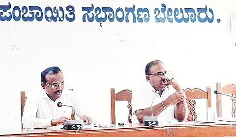 ಬೇಲೂರಿನ ತಾಲೂಕು ಪಂಚಾಯಿತಿ ಸಭಾಂಗಣದಲ್ಲಿ ಆಯೋಜಿಸಿದ್ದ ಗ್ಯಾರಂಟಿ ಯೋಜನೆಗಳ ಅನುಷ್ಠಾನ ಸಮಿತಿ ಸಭೆಯಲ್ಲಿ ದೇಶಾಣಿ ಆನಂದ್ ಮಾತನಾಡಿದರು.