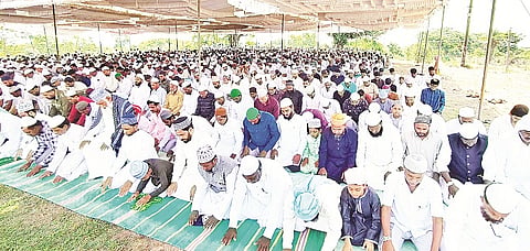 ಬೇಲೂರು ಪಟ್ಟಣ ಸಮೀಪದ ಎಸ್.ಸೂರಾಪುರದ ಈದ್ಗಾ ಮೈದಾನದಲ್ಲಿ ಮುಸ್ಲಿಮರು ಸಾಮೂಹಿಕ ಪ್ರಾರ್ಥನೆ ಸಲ್ಲಿಸಿದರು.
