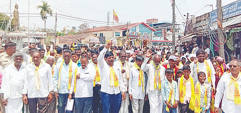 ಶ್ರೀ ಅಗ್ನಿ ಬನಿರಾಯ ಸ್ವಾಮಿ ಜಯಂತಿ ಅಂಗವಾಗಿ ಸಮುದಾಯದ ಮುಖಂಡರ ನೇತೃತ್ವದಲ್ಲಿ ಬೇಲೂರು ಪಟ್ಟಣದಲ್ಲಿ ಮೆರವಣಿಗೆ ನಡೆಸಲಾಯಿತು.
