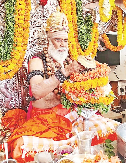 ಪಂಡಿತನಹಳ್ಳಿ ಗ್ರಾಮದಲ್ಲಿ ಆಯೋಜಿಸಿದ್ದ ಧಾರ್ಮಿಕ ಕಾರ್ಯಕ್ರಮದಲ್ಲಿ ರಂಭಾಪುರಿ ಶ್ರೀಗಳು ಇಷ್ಟಲಿಂಗ ಮಹಾಪೂಜೆ ನೆರವೇರಿಸಿದರು.