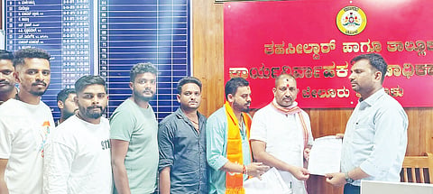  ಮುಸ್ಲಿಂ ಧಾರ್ಮಿಕ ಪ್ರಾರ್ಥನೆ ಹಾಗೂ ಕುರಾನ್ ಪಠಾಣಕ್ಕೆ ಅವಕಾಶ ನೀಡಬಾರದು ಎಂದು ಹಿಂದೂಪರ ಸಂಘಟನೆಗಳ ಮುಖಂಡರು ಶುಕ್ರವಾರ ತಹಸೀಲ್ದಾರ್ ಶ್ರೀಧರ್ ಕಂಕನವಾಡಿ ಅವರಿಗೆ ಮನವಿ ಸಲ್ಲಿಸಿದರು. 