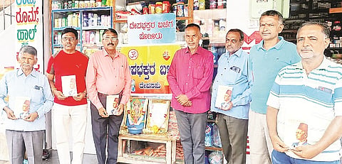 ಬೇಲೂರಲ್ಲಿ ವೀರ ಸಾವರ್ಕರ್ ಜನ್ಮ ದಿನದ ಅಂಗವಾಗಿ ಆಯೋಜಿಸಿದ್ದ ಕಾರ್ಯಕ್ರಮದಲ್ಲಿ ಗಣ್ಯರು ಪಾಲ್ಗೊಂಡಿದ್ದರು. ಡಾ.ಸಂತೋಷ್, ರಾಜು, ಕೇಶವಮೂರ್ತಿ ಹತ್ವಾರ್, ಗುಂಡಣ್ಣ, ಮಲ್ಲಿಕಾರ್ಜುನ ಮೆಡಿಕಲ್ ಮಹೇಶ್, ರಮೇಶ್ ಇದ್ದರು.