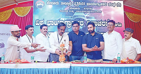 ಶ್ರೀ ಚನ್ನಕೇಶವಸ್ವಾಮಿ ದಾಸೋಹ ಭವನದಲ್ಲಿ ಶುಕ್ರವಾರ ಆಯೋಜಿಸಿದ್ದ ವಿಶ್ವ ಛಾಯಾಗ್ರಹಣ ದಿನಾಚರಣೆಯನ್ನು ಗಣ್ಯರು ಉದ್ಘಾಟಿಸಿದರು . ಡಾ.ಶ್ರೀವತ್ಸ ಎಸ್.ವಟಿ, ಎ.ಬಿ.ಪ್ರಕಾಶ್,  ಸೋಮಶೇಖರ್, ಸಂದೀಪ್, ಅಶ್ವತ್,  ನವೀನ್ ಇದ್ದರು.