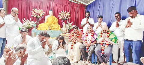ಬೇಲೂರು ತಾಲೂಕಿನ ಮದಘಟ್ಟ ಸಮೀಪದ ಗಾಂಧಾರ ಬುದ್ಧ ವಿಹಾರದಲ್ಲಿ ಶುಕ್ರವಾರದ ಶ್ರಾವಣ ಬುದ್ಧ ಪೂರ್ಣಿಮೆಯಲ್ಲಿ ಭಾಗವಹಿಸಿ ಪೂಜೆ ಸಲ್ಲಿಸಿದ ಗಣ್ಯರನ್ನು ಸನ್ಮಾನಿಸಲಾಯಿತು.