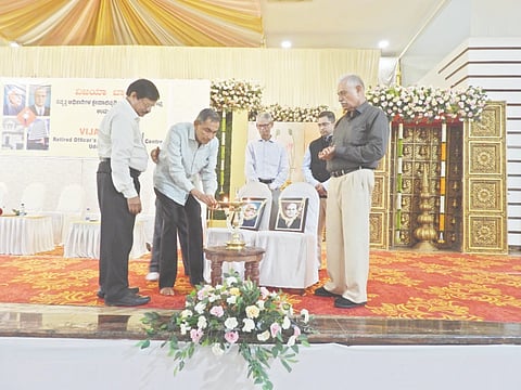 ಬ್ರಹ್ಮಾವರ ಹೋಟೇಲ್ ಆಶ್ರಯದಲ್ಲಿ ಜರುಗಿದ ವಿಜಯ ಬ್ಯಾಂಕ್ ನಿವೃತ್ತ ಅಧಿಕಾರಿಗಳ ಕ್ಷೇಮಾಭಿವೃದ್ಧಿ ಮತ್ತು ಸಾಮಾಜಿಕ ಕೇಂದ್ರದ ಕಾರ್ಯಕ್ರಮದಲ್ಲಿ ಡಾ.ಅವಿನಾಶ್ ಆಳ್ವ ಮಾತನಾಡಿದರು. 