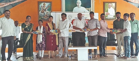 ದೇವರಹಿಪ್ಪರಗಿ ಶ್ರೀ ಸಿದ್ಧೇಶ್ವರ ಪ್ರೌಢಶಾಲಾ ಸಭಾಭವನದಲ್ಲಿ ತಾಲೂಕು ಆಡಳಿತ ವತಿಯಿಂದ  ಹಮ್ಮಿಕೊಂಡಿದ್ದ ಸ್ಪರ್ಧೆಯಲ್ಲಿ ವಿಜೇತರಿಗೆ ಬಹುಮಾನ ವಿತರಿಸಲಾಯಿತು. ನಿಂಗಣ್ಣ ಬಿರಾದಾರ, ವಿ.ಜಿ. ಹೂನಳ್ಳಿ, ವಿ.ಕೆ. ಪಾಟೀಲ ಇತರರಿದ್ದರು.