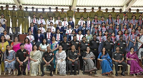 ಬೆಳಗಾವಿಯ ಎಂಎಲ್‌ಐಆರ್‌ಸಿಯಲ್ಲಿ ಶುಕ್ರವಾರ ಏರ್ಪಡಿಸಿದ್ದ ರಕ್ಷಾ ಬಂಧನದಲ್ಲಿ ಪಾಲ್ಗೊಂಡಿದ್ದ ವಿದ್ಯಾರ್ಥಿನಿಯರು ಹಾಗೂ ಶಿಕ್ಷಕಿಯರು, ಸೈನಿಕರೊಂದಿಗೆ ಬ್ರಿಗೇಡಿಯರ್ ಗಿರೀಶ ಉಪಾಧ್ಯಾಯ, ವೇದಾ ಉಪಾಧ್ಯಾಯ ಇತರರಿದ್ದರು.