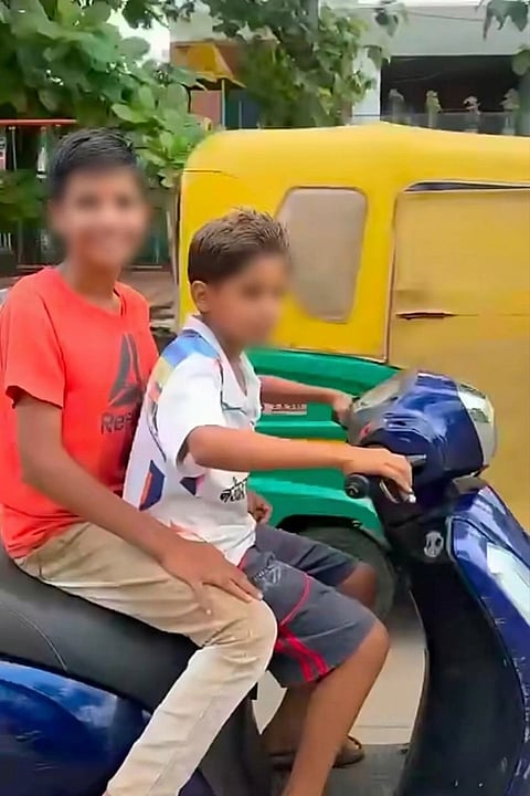   ಈಚೆಗೆ ನಗರದಲ್ಲಿ ಕಂಡು ಬಂದಿದ್ದ ಅಪ್ರಾಪ್ತರ ಬೈಕ್ ಸವಾರಿ. ಈ ವಿಡಿಯೋ ನೋಡಿ ದಂಡದ ನೋಟಿಸ್ ನೀಡಲಾಗಿದೆ. 