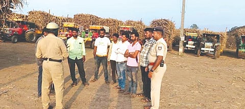 ಕಾರ್ಖಾನೆಗಳಿಗೆ ಕಬ್ಬು ಸಾಗಿಸುವ ಟ್ರಾೃಕ್ಟರ್ ಚಾಲಕರಿಗೆ ಸೌಂಡ್ ಸಿಸ್ಟಮ್ ಮತ್ತು ಸಂಚಾರ ನಿಯಮಗಳ ಬಗ್ಗೆ ಪೊಲೀಸರು ಜಾಗೃತಿ ಮೂಡಿಸುತ್ತಿರುವುದು.