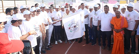 ಬೆಳಗಾವಿಯಲ್ಲಿ ಶನಿವಾರ ನಶೆಮುಕ್ತ ಅಭಿಯಾನ ಪ್ರಯುಕ್ತ ಹಮ್ಮಿಕೊಂಡಿದ್ದ ವಾಕ್​ಥಾನ್​ಗೆ ಸಚಿವರಾದ ರಾಮಲಿಂಗಾ ರೆಡ್ಡಿ, ಸತೀಶ ಜಾರಕಿಹೊಳಿ ಚಾಲನೆ ನೀಡಿದರು. ಭಗವಾನ ಬಿ.ಸಿ., ಮೊಹಮ್ಮದ್​ ರೋಷನ್​, ಲಕ್ಷ$್ಮಣರಾವ ಚಿಂಗಳೆ ಇತರರಿದ್ದರು.