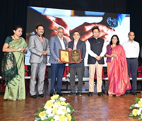 ಬೆಂಗಳೂರಿನಲ್ಲಿ ಈಚೆಗೆ ಜಿಐಟಿ ನೀಡಲಾದ ಪ್ರಶಸ್ತಿಯನ್ನು ಎಫ್.ಆರ್.ಸಿಂಗ್ವಿಯಿಂದ ಡಾ.ವಿಜಯ ಅಥವಲೆ ಸ್ವೀಕರಿಸಿದರು. ಡಾ.ಅಜಯ ಸಿಂಗ್ ಇತರರಿದ್ದರು.