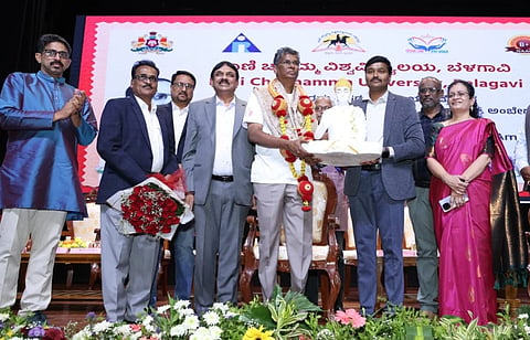ಬೆಳಗಾವಿಯಲ್ಲಿ ಶನಿವಾರ ರಾಣಿ ಚನ್ನಮ್ಮ ವಿವಿಯ ರಾಷ್ಟ್ರೀಯ ಸಮ್ಮೇಳನದ ಸಮಾರೋಪದಲ್ಲಿ ಸಚಿವ ಸತೀಶ ಜಾರಕಿಹೊಳಿಗೆ ಸನ್ಮಾನಿಸಲಾಯಿತು. 