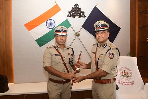 ಉತ್ತರ ವಲಯ ಐಜಿಪಿಯಾಗಿ ನೇಮಕಗೊಂಡ ಸಂದೀಪ ಪಾಟೀಲಗೆ ಗುರುವಾರ ಹಾಲಿ ಐಜಿಪಿ ಡಾ.ಚೇತನಸಿಂಗ್ ರಾಥೋರ್ ಅಧಿಕಾರ ಹಸ್ತಾಂತರಿಸಿದರು.