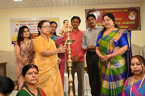 ಬೆಳಗಾವಿಯಲ್ಲಿ ಭಾನುವಾರ ಏರ್ಪಡಿಸಿದ್ದ ಕಾರ್ಯಕ್ರಮವನ್ನು ಡಾ.ಗುರುದೇವಿ ಹುಲೆಪ್ಪನವರಮಠ ಉದ್ಘಾಟಿಸಿದರು. ಡಾ.ಗೀತಾಂಜಲಿ ಕುರಡಗಿ, ಡಾ.ಯಲ್ಲಪ ಹಿಮ್ಮಡಿ, ಡಾ.ಎಚ್.ಬಿ.ಕೋಲಕಾರ, ಸರ್ವಮಂಗಳಾ ಅರಳಿಮಟ್ಟಿ ಇದ್ದಾರೆ.