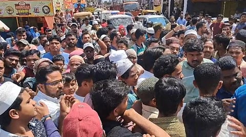 ಬೆಳಗಾವಿಯ ನ್ಯೂಗಾಂಧಿ ನಗರದಲ್ಲಿ ಮಕ್ಕಳ ಕಳ್ಳಿ ಎನ್ನಲಾಗದ್ದಿ ಮಹಿಳೆ ಸುತ್ತುವರಿದಿದ್ದ ಜನಸ್ತೋಮ.