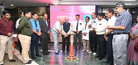 ಬೆಳಗಾವಿಯ ಕೆಎಲ್‌ಇ ಡಾ.ಪ್ರಭಾಕರ ಕೋರೆ ಆಸ್ಪತ್ರೆಯಲ್ಲಿ ಈಚೆಗೆ ಆಯೋಜಿಸಿದ್ದ ವಿಶ್ವ ಎಮರ್ಜೆನ್ಸಿ ಮೆಡಿಸಿನ್ ದಿನಾಚರಣೆಯನ್ನು ಕರ್ನಲ್ ಡಾ.ಎಂ.ದಯಾನಂದ ಉದ್ಘಾಟಿಸಿದರು. ವಿ.ಡಿ.ಪಾಟೀಲ, ಡಾ.ಮಾಧವ ಪ್ರಭು, ಡಾ.ಎಂ.ವಿ.ಜಾಲಿ, ಡಾ.ಶಿವಾನಂದ ಬುಬನಾಳೆ ಇತರರಿದ್ದರು.