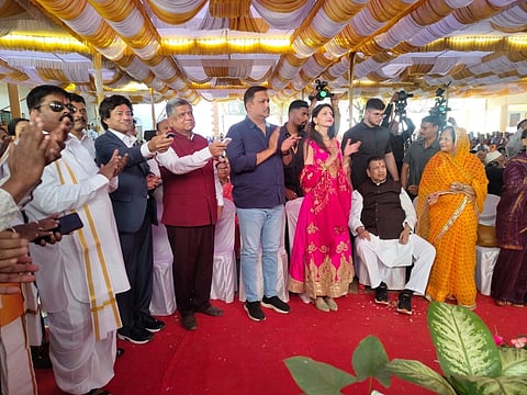 ಬೆಳಗಾವಿ ಶಹಾಪುರದ ಚಿಂತಾಮಣರಾವ್ ಪ್ರೌಢಶಾಲೆ ಆವರಣದಲ್ಲಿ ಭಾನುವಾರ ಚಿಂತಾಮಣರಾವ್ ಪಟವರ್ಧನ ಮಹಾರಾಜರ ಪ್ರತಿಮೆಯನ್ನು ಅಮೆರಿಕ ಸಂಸದ ಶ್ರೀನಿವಾಸ ಠಾಣೇದಾರ ಅನಾವರಣಗೊಳಿಸಿದರು. ಜಗದೀಶ ಶೆಟ್ಟರ, ಅಭಯ ಪಾಟೀಲ, ಮಂಗೇಶ ಪವಾರ, ವಿಜಯಸಿಂಗ್ ರಾಜೆ ಪಟವರ್ಧನ್ ಇತರರಿದ್ದಾರೆ.