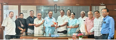 ಬೆಳಗಾವಿ ಶ್ರೀ ಬಸವೇಶ್ವರ ಕೋ-ಆಪರೇಟಿವ್ ಬ್ಯಾಂಕಿನ ನೂತನ ಉಪಾಧ್ಯಕ್ಷ ಸಚಿನ ಶಿವಣ್ಣವರನ್ನು ಅಧ್ಯಕ್ಷ ರಮೇಶ ಕಳಸಣ್ಣವರ ಅಭಿನಂದಿಸಿದರು. ವಿಜಯಕುಮಾರ ಅಂಗಡಿ, ಪ್ರಕಾಶ ಬಾಳೇಕುಂದ್ರಿ, ರಮೇಶ ಸಿದ್ದಣ್ಣರವ, ಬಸವರಾಜ ಉಪ್ಪಿನ, ಸರಳಾ ಹೇರೆಕರ ಇತರರಿದ್ದರು.