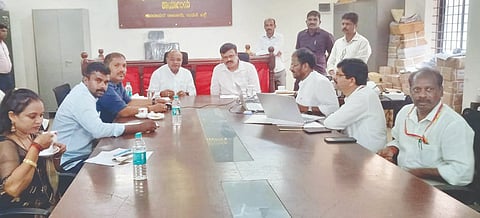  ಕುಂದಾಪುರದ ಮಿನಿ ವಿಧಾನಸೌಧದ ಕೋರ್ಟ್ ಹಾಲ್‌ನಲ್ಲಿ ವಂಡ್ಸೆ ಹೋಬಳಿಯ ಅಕ್ರಮ-ಸಕ್ರಮ ಹೆಚ್ಚುವರಿ ಸಮಿತಿ ಸಭೆ ನಡೆಯಿತು. ಪ್ರಮುಖರಾದ ಪ್ರದೀಪ್ ಕುರ್ಡೇಕರ್, ರಾವೇಂದ್ರ ಹೊಸ್ಕಳಿ, ಶ್ರೀನಿವಾಸ ಸೌಡ ಮತ್ತಿತರರಿದ್ದರು.  