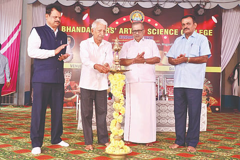 ಕುಂದಾಪುರ ಭಂಡಾರ್ಕಾರ್ಸ್ ಕಾಲೇಜಿನ ವಾರ್ಷಿಕೋತ್ಸವ ಪ್ರಯುಕ್ತ ಆಯೋಜಿಸಲಾಗಿದ್ದ ಪ್ರತಿಭಾ ಪ್ರದರ್ಶನ ಕಾರ್ಯಕ್ರಮವನ್ನು ವಾಸುದೇವ ಯಡಿಯಾಳ್ ಉದ್ಘಾಟಿಸಿದರು. ಪ್ರಮುಖರಾದ ಕೆ.ಶಾಂತಾರಾಮ ಪ್ರಭು, ಯು.ಎಸ್.ಶೆಣೈ, ವೆಂಕಟೇಶ್ ಶೆಣೈ ಮೊದಲಾದವರಿದ್ದರು.