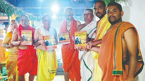 ಗೋಕರ್ಣದ ಶ್ರೀಮಹಾಬಲೇಶ್ವರ ಮಂದಿರದಲ್ಲಿ ನಡೆಯುತ್ತಿರುವ ಚತುರ್ವೇದ ಸ್ವಾಹಾಕಾರ ಕಾರ್ಯಕ್ರಮದಲ್ಲಿ ಡಾ. ಮಂಜುನಾಥ ಹೆಗಡೆ ಅವರು ಕನ್ನಡದಲ್ಲಿ ಮುದ್ರಿಸಿದ ಚರಣಯುಕ್ತ ಸಂಹಿತಾ ಗ್ರಂಥವನ್ನು ಕ್ಷೇತ್ರದ ವೇದವಿದ್ವಾಂಸರು ಬಿಡುಗಡೆ ಮಾಡಿದರು. ವೇ. ವಿಶ್ವೇಶ್ವರ ಅಡಿ, ಡಾ. ಮಂಜುನಾಥ ಹೆಗಡೆ, ವೇ. ಗಣಪತಿ ಶಿವರಾಮ ಹಿರೇ. ವೇ. ಗಣಪತಿ ಗಜಾನನ ಹಿರೇ, ವೇ. ಕೃಷ್ಣ ಜೋಗಭಟ್ಟ, ವೇ. ಉದಯ ಮಯ್ಯರ್, ವೇ. ಗಣೇಶ ಜೋಶಿ ಮತಿತರರಿದ್ದರು.