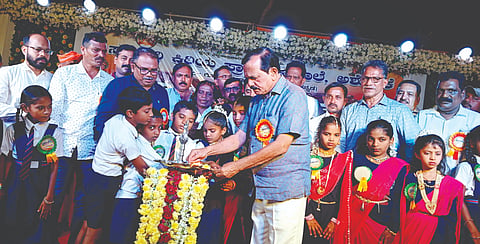 ಗೋಕರ್ಣದ ಅಶೋಕೆಯ ಕನ್ನಡ ಶಾಲೆಯ ಅಮೃತ ಮಹೋತ್ಸವ ಸಮಾರಂಭವನ್ನು ಶುಕ್ರವಾರ ಶಾಸಕ ದಿನಕರ ಶೆಟ್ಟಿ ಉದ್ಘಾಟಿಸಿದರು. ಉದಯ ನಾಯ್ಕ, ರಾಜೇಂದ್ರ ಭಟ್ಟ, ಕೇಶವ ನಾಯ್ಕ, ಮಹೇಶ ಶೆಟ್ಟಿ, ಡಾ. ಪತಂಜಲಿ ಶರ್ಮ, ಸಿ.ಜಿ. ನಾಯಕದೊರೆ ಇತರರಿದ್ದರು.