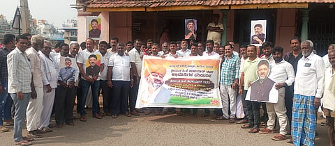 ಹಲಗೂರಿನಲ್ಲಿ ಡಿ.ಕೆ.ಶಿವಕುಮಾರ್ ಅಭಿಮಾನಿಗಳಿಂದ ದೇವಸ್ಥಾನದ ಆವರಣದಲ್ಲಿ ವಿಶೇಷ ಪೂಜೆ ಸಲ್ಲಿಸಲಾಯಿತು. 