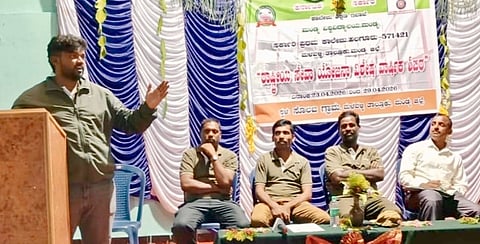ಹಲಗೂರು ಸರ್ಕಾರಿ ಪ್ರಥಮ ದರ್ಜೆ ಕಾಲೇಜಿನ ರಾಷ್ಟ್ರೀಯ ಸೇವಾ ಯೋಜನೆ ವತಿಯಿಂದ ಸಮೀಪದ ಬ್ಯಾಡರಹಳ್ಳಿ ಮುರಾರ್ಜಿ ದೇಸಾಯಿ ವಸತಿ ಶಾಲೆಯ ಅಂಬೇಡ್ಕರ್ ಸಭಾಂಗಣದಲ್ಲಿ ಮಂಗಳವಾರ ಆಯೋಜಿಸಿದ್ದ ’ವನ್ಯಜೀವಿ ಸಂರಕ್ಷಣೆಯಲ್ಲಿ ಹುಲಿ ಉಳಿಸುವ ದಾರಿ’ ಕುರಿತು ಉಪನ್ಯಾಸ ಕಾರ್ಯಕ್ರಮದಲ್ಲಿ ವನೋದಯ ಸ್ವಯಂ ಸೇವಾ ಸಂಸ್ಥೆ ಪ್ರಕೃತಿ ಶಿಕ್ಷಕ ವಿ.ತೇಜಸ್ ಮಾತನಾಡಿದರು. ಶೇಖರ್ ದತ್ತಾತ್ರಿ, ಬಿ.ಸಿ.ರವಿ, ಎಂ.ಚೇತನತ್ರೀ, ರಂಜನ್, ಭವ್ಯಾ ಇತರರಿದ್ದರು.