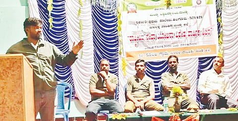  ಹಲಗೂರು ಸರ್ಕಾರಿ ಪ್ರಥಮ ದರ್ಜೆ ಕಾಲೇಜಿನ ರಾಷ್ಟ್ರೀಯ ಸೇವಾ ಯೋಜನೆ ವತಿಯಿಂದ ಸಮೀಪದ ಬ್ಯಾಡರಹಳ್ಳಿ ಮುರಾರ್ಜಿ ದೇಸಾಯಿ ವಸತಿ ಶಾಲೆಯ ಅಂಬೇಡ್ಕರ್ ಸಭಾಂಗಣದಲ್ಲಿ ಮಂಗಳವಾರ ಆಯೋಜಿಸಿದ್ದ ’ವನ್ಯಜೀವಿ ಸಂರಕ್ಷಣೆಯಲ್ಲಿ ಹುಲಿ ಉಳಿಸುವ ದಾರಿ’ ಕುರಿತು ಉಪನ್ಯಾಸ ಕಾರ್ಯಕ್ರಮದಲ್ಲಿ ವನೋದಯ ಸ್ವಯಂ ಸೇವಾ ಸಂಸ್ಥೆ ಪ್ರಕೃತಿ ಶಿಕ್ಷಕ ವಿ.ತೇಜಸ್ ಮಾತನಾಡಿದರು. ಶೇಖರ್ ದತ್ತಾತ್ರಿ, ಬಿ.ಸಿ.ರವಿ, ಎಂ.ಚೇತನತ್ರೀ, ರಂಜನ್, ಭವ್ಯಾ ಇತರರಿದ್ದರು.