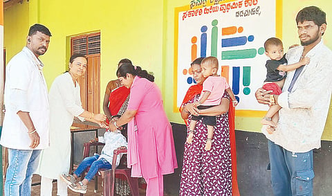 ಯತ್ತಂಬಾಡಿ ಸರ್ಕಾರಿ ಪ್ರಾಥಮಿಕ ಆಸ್ಪತ್ರೆಯ ಅವರಣದಲ್ಲಿ ವೈದ್ಯಾಧಿಕಾರಿ ಲತಾ ಅವರು ಮಗುವಿಗೆ ಪಲ್ಸ್ ಪೋಲಿಯೋ ಹನಿ ಹಾಕಿದರು.