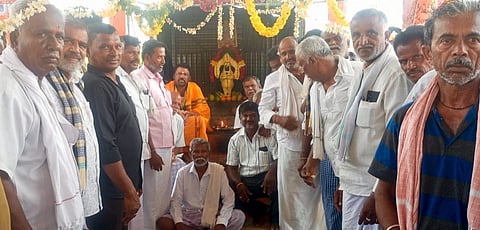 ಬಾಣಸಮುದ್ರ ಗ್ರಾಮದ ಆಂಜನೇಯ ದೇವಸ್ಥಾನದ ಬಳಿ ರಾಮನವಮಿ ಪೂಜೆಯಲ್ಲಿ ಪಾಲ್ಗೊಂಡ ಭಕ್ತರು.