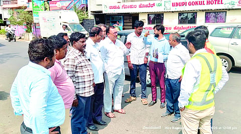  ಹಿರೇಬಾಗೇವಾಡಿಯಲ್ಲಿ ಮೇಲ್ಸೇತುವೆ ನಿರ್ಮಾಣಕ್ಕಾಗಿ ಅಧಿಕಾರಿಗಳು ಸ್ಥಳ ಪರಿಶೀಲಿಸಿದರು. ವಿಜಯಕುಮಾರ ಚಿಟಗುಪ್ಪ, ಆನಂದ ನಂದಿ, ರಾಜಶೇಖರ ಪಾಟೀಲ, ಸುರೇಶ ಇಟಗಿ, ರತೀಶ ಬಿರಾದಾರ ಇತರರಿದ್ದರು.